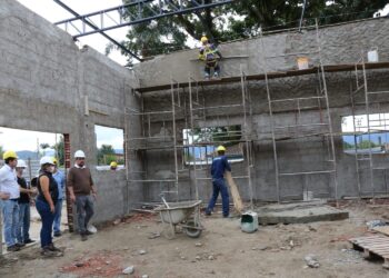 Prefeito Felipe Augusto visita a obra de construção do novo CAE do Jaraguá   