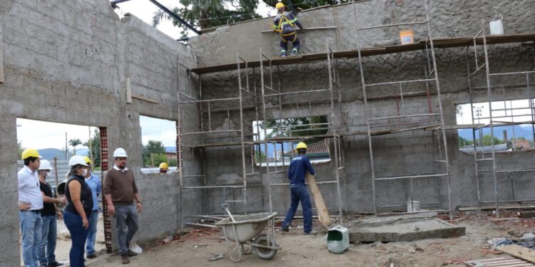 Prefeito Felipe Augusto visita a obra de construção do novo CAE do Jaraguá   