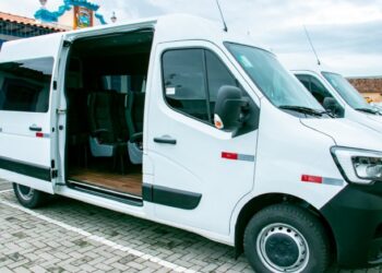 Prefeitura entrega novas vans para transporte escolar em São Sebastião   