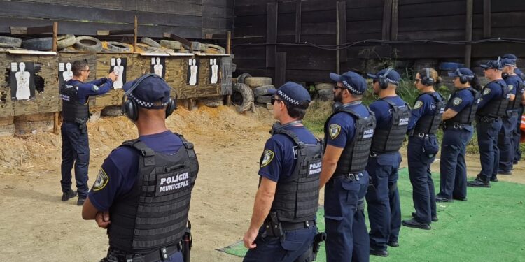 Policiais Municipais que concluíram curso de Instrutor de Armamento e Tiro deram treinamento a 46 policiais da corporação