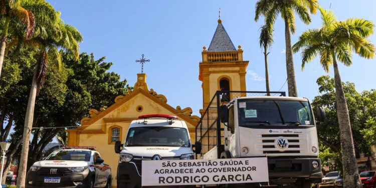 Prefeito Felipe Augusto de São Sebastião recebeu mais três veículos do governo do Estado   