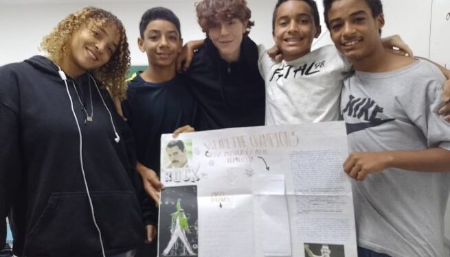 Escola de Maresias envolve 200 alunos no estudo de biografias de cantores internacionais com atividades de Língua Inglesa   
