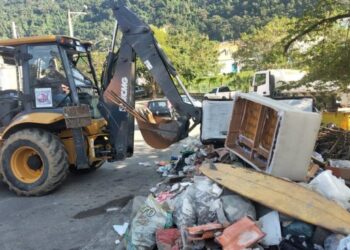 Operação cata-cata resulta em nove caminhões de materiais inservíveis retirados do bairro Topolândia e região