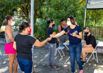 Moradores do bairro Morro do Abrigo recebem orientações sobre programas sociais