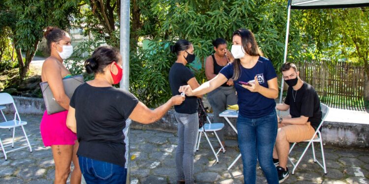 Moradores do bairro Morro do Abrigo recebem orientações sobre programas sociais