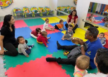 Alunos da Creche Maria Fernanda Moraes Mendes fazem aulas de capoeira