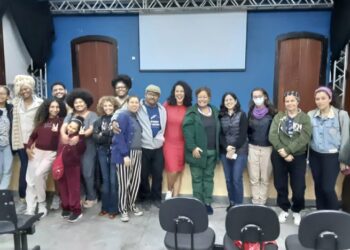 Alunos da EJA da EM Prof.ª Nair Ribeiro de Almeida acompanham documentário “Gilda Brasileiro Contra o Esquecimento”