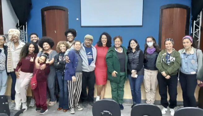 Alunos da EJA da EM Prof.ª Nair Ribeiro de Almeida acompanham documentário “Gilda Brasileiro Contra o Esquecimento”