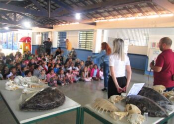 Alunos da EM Prof.ª Joana Alves dos Reis recebem palestra da SEMAM sobre impactos ambientais