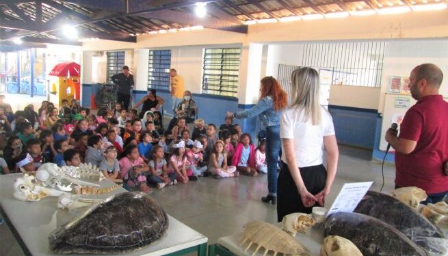 Alunos da EM Prof.ª Joana Alves dos Reis recebem palestra da SEMAM sobre impactos ambientais