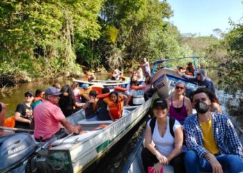 Alunos da Henrique Tavares de Jesus aprendem sobre preservação ambiental durante passeio de barco   