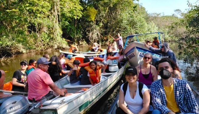 Alunos da Henrique Tavares de Jesus aprendem sobre preservação ambiental durante passeio de barco   