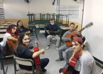 Associação Praticatatum ensina música para alunos da EM Prof.ª Nair Ribeiro de Almeida no contraturno escolar   