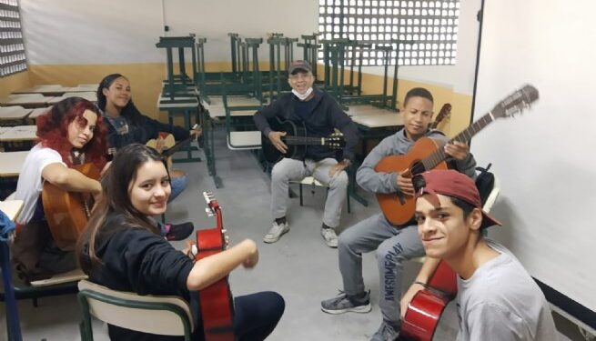 Associação Praticatatum ensina música para alunos da EM Prof.ª Nair Ribeiro de Almeida no contraturno escolar   