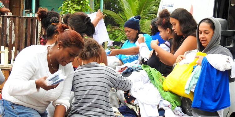 Fundo Social distribui mais de 300 donativos no Canto do Village em Cambury