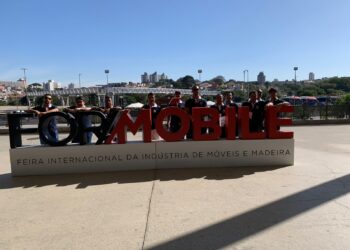 Servidores municipais visitam Feira Internacional da Indústria de Móveis e Madeira (ForMóbile)