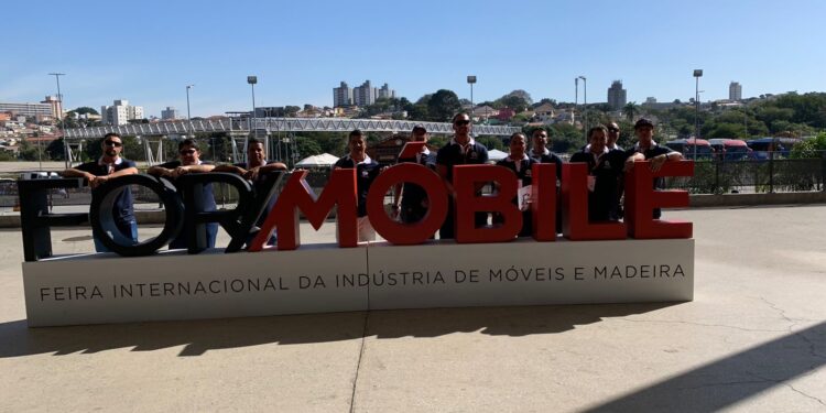 Servidores municipais visitam Feira Internacional da Indústria de Móveis e Madeira (ForMóbile)