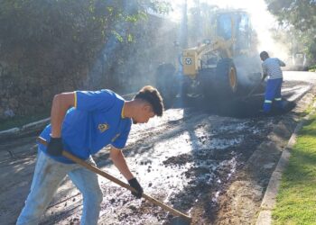 Prefeitura realiza serviços de desassoreamento no Córrego Mãe Isabel