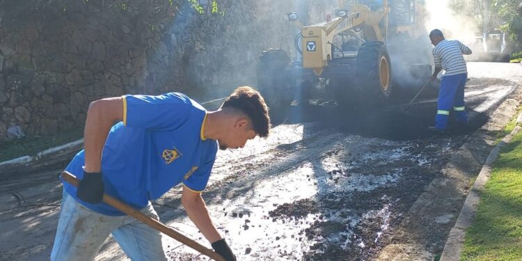 Prefeitura realiza serviços de desassoreamento no Córrego Mãe Isabel