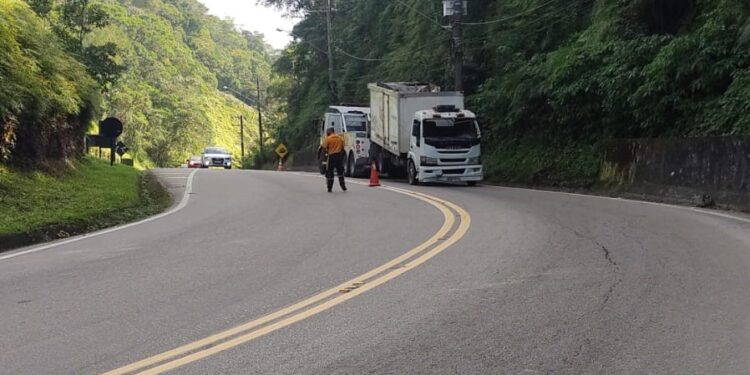 Trecho da SP-55 próximo à serra de Boiçucanga é liberado após acidente  