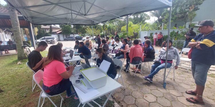 Moradores do bairro Barra do Una recebem orientações de programas sociais