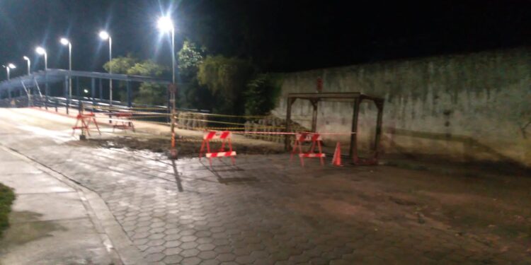 Ponte de Barra do Una está com meia pista liberada após rompimento de adutora