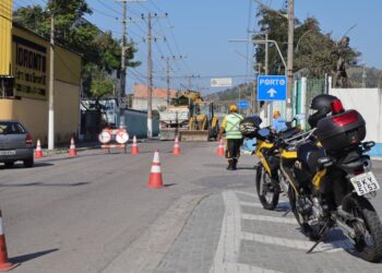 Tráfego de veículos está interrompido na Avenida Engenheiro Remo Corrêa da Silva devido a rompimento de adutora da Sabesp