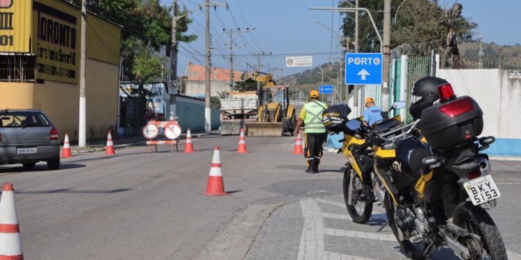 Tráfego de veículos está interrompido na Avenida Engenheiro Remo Corrêa da Silva devido a rompimento de adutora da Sabesp