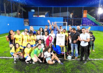 Prefeito de São Sebastião Felipe Augusto inaugura campo de futebol de grama sintética na Vila Sahy