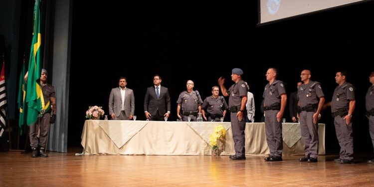 Prefeito Felipe Augusto participa da solenidade do Dia do Soldado
