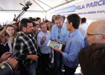 Prefeito Felipe Augusto recebe governador Rodrigo Garcia em São Sebastião