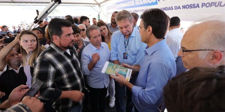 Prefeito Felipe Augusto recebe governador Rodrigo Garcia em São Sebastião