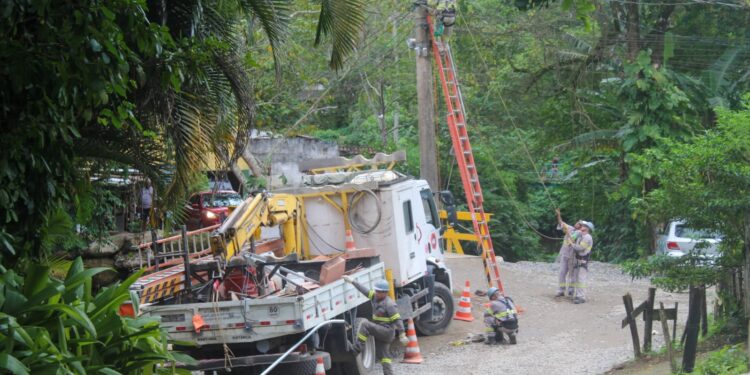 Prefeitura de São Sebastião implanta iluminação pública no Beco 70, em Maresias