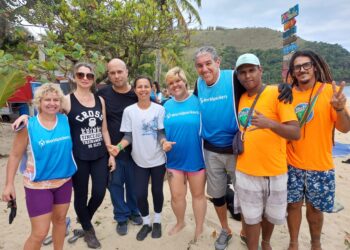Prefeitura apoia ação de limpeza na Praia de Paúba 
