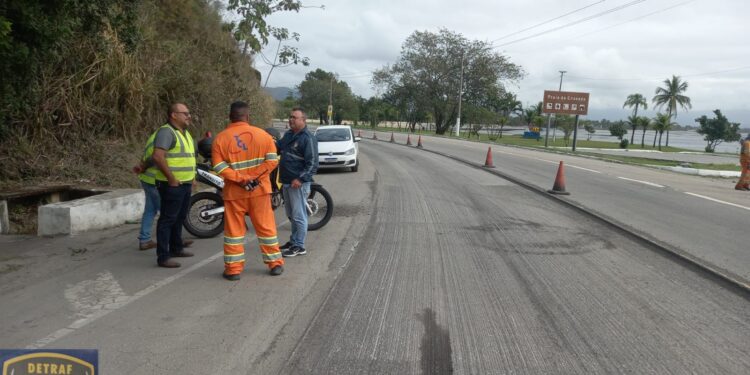 Prefeitura informa lentidão no trânsito na SP-055 devido às obras de recapeamento na Enseada realizada pelo Governo do Estado