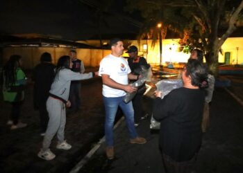 Fundo Social entrega cobertores a população de rua com grupo de amigos voluntários do bairro Morro do Abrigo