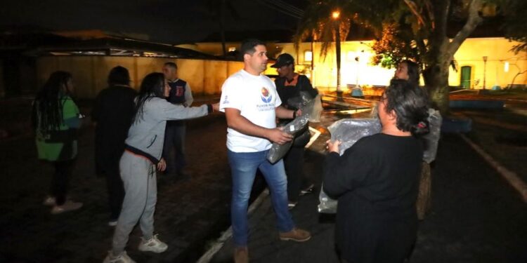 Fundo Social entrega cobertores a população de rua com grupo de amigos voluntários do bairro Morro do Abrigo