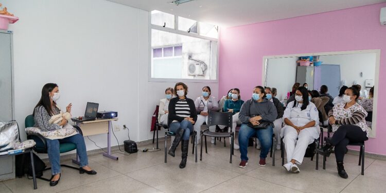 Treinamento para equipe de enfermagem da Maternidade do Hospital de Clínicas de São Sebastião