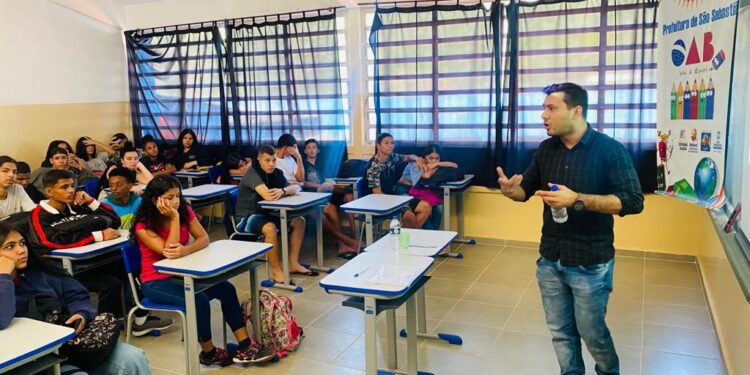 Jovens em Ação e OAB vai à escola realizam palestras em escola estadual de São Sebastião