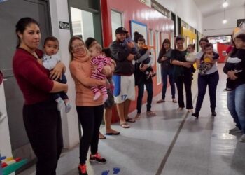 Famílias participam de dança circular na Creche Maria Fernanda Moraes Mendes