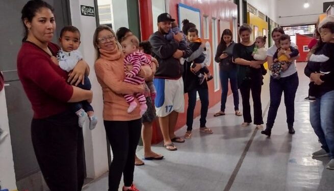 Famílias participam de dança circular na Creche Maria Fernanda Moraes Mendes