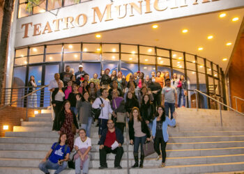 Alunos da Educação de Jovens e Adultos assistem apresentação musical em festival de arte