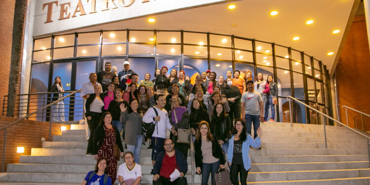 Alunos da Educação de Jovens e Adultos assistem apresentação musical em festival de arte