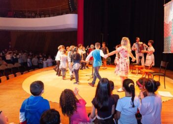 Alunos da rede municipal assistem peça musical sobre a lenda do Pontal da Cruz