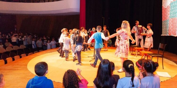 Alunos da rede municipal assistem peça musical sobre a lenda do Pontal da Cruz