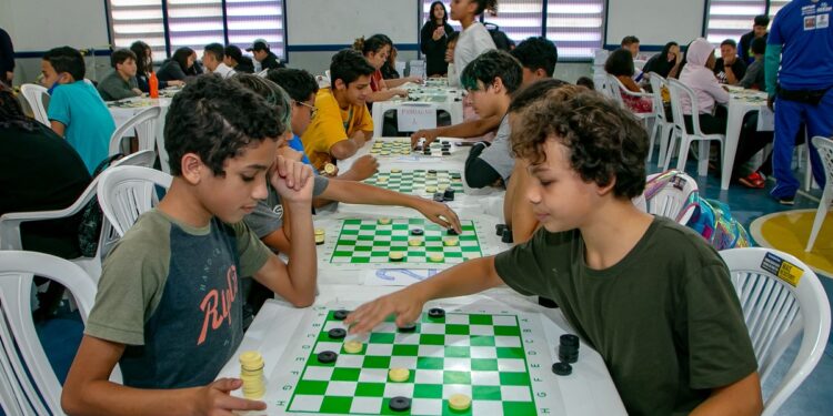 Escolas de São Sebastião participam de competição de damas nos Jogos Interescolares   