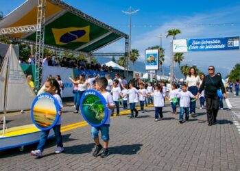 Retomada do desfile cívico presencial em São Sebastião é sucesso na cidade