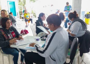 Moradores do bairro Boiçucanga recebem orientações de programas sociais