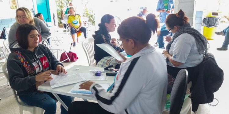 Moradores do bairro Boiçucanga recebem orientações de programas sociais