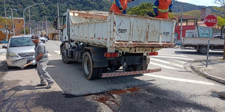 Prefeitura realiza operação tapa-buracos no bairro Topolândia e região